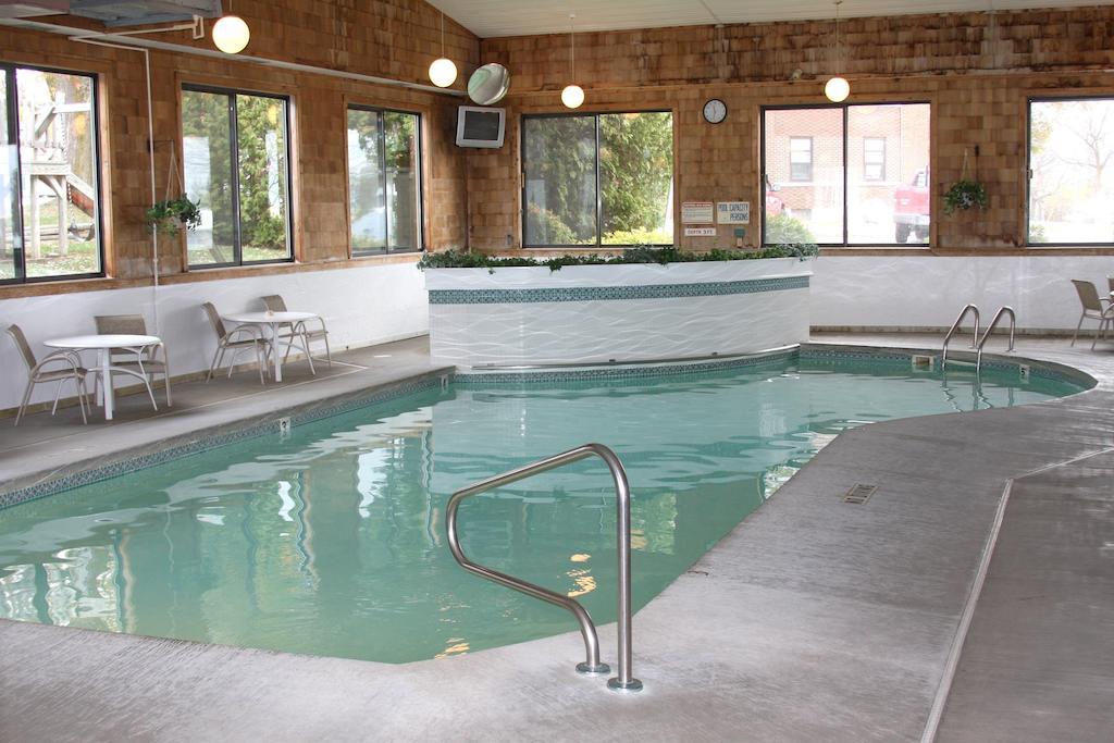 Budget Host Inn & Suites Saint Ignace Esterno foto