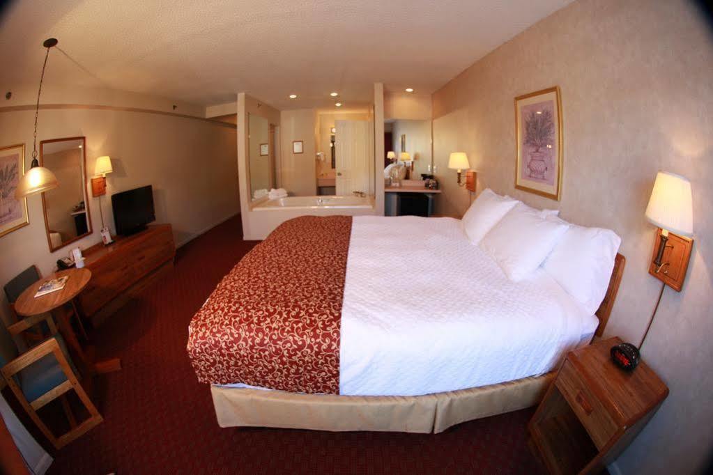 Budget Host Inn & Suites Saint Ignace Esterno foto